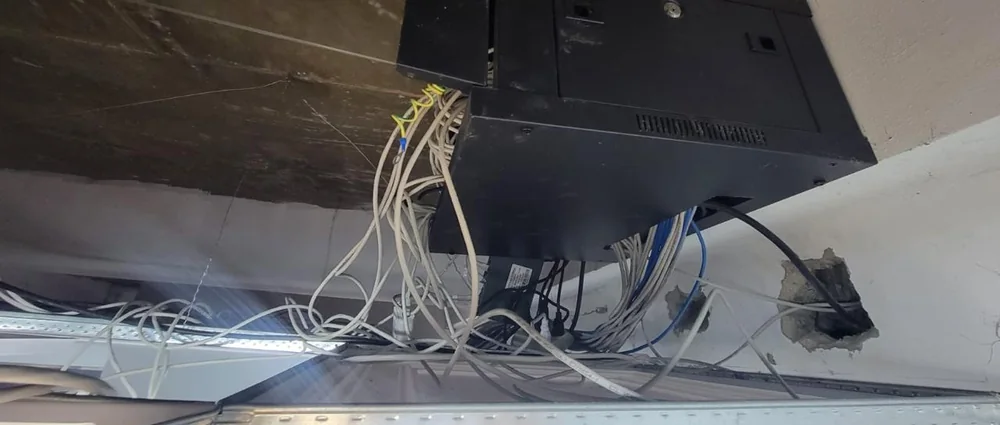 Instalación de bandeja y tendido de cableado