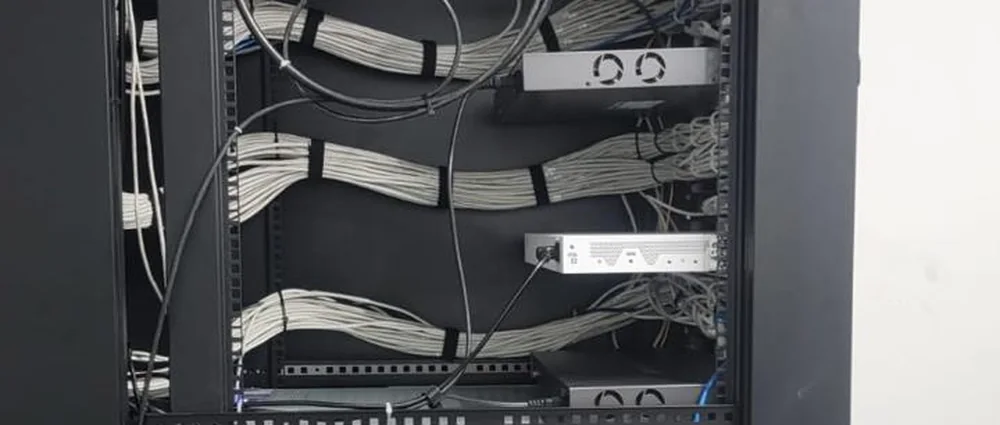 Armario de red · gestión de cables y regletas